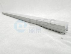 為什么線條燈硅膠燈罩?jǐn)D出時(shí)要噴油？